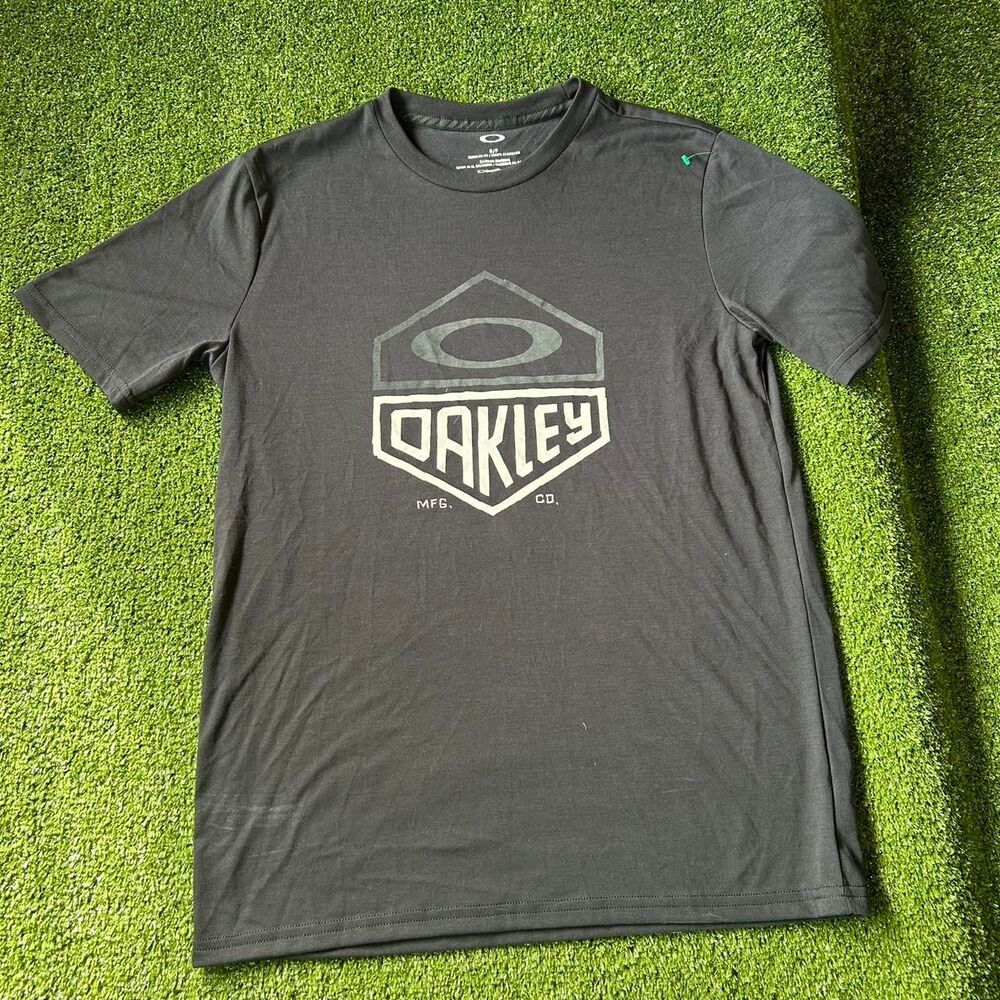 Oakley Men's Black and Grey T-shirt